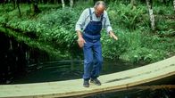 Löwenzahn Classics – Peter Lustig (Peter Lustig) will eine Brücke über den Bach bauen - welche Konstruktion ist stabil und bringt ihn sicher ans andere Ufer?
