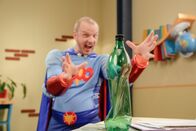 1000 Tricks – Magic Max zeigt, wie er mit der Kraft seiner Gedanken eine Flasche zerdrücken kann.
