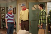 Two and a Half Men – Nachdem Herb (Ryan Stiles, M.) von Judith verlassen wurde, bläst er Trübsal. Walden (Ashton Kutcher, r.) und Alan (Jon Cryer, l.) machen sich Sorgen um ihn und versuchen, ihn aufzuheitern ...