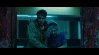 Cryptid – Niklas (Julius Fleischanderl) und Ester (Maja Johanna Englander) werden Zeuge der nächsten Explosion.