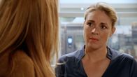 Rote Rosen – Britta (Jelena Mitschke) erkennt, dass Carla (Maria Fuchs) Halluzinationen hat.