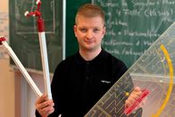 7 Tage ... – "7 Tage"-Reporter Simon Rustler stellt sich der Frage "Wer will heute eigentlich noch Lehrer werden und könnte ich das?". Dazu besucht er seine alte Schule in Karben im Wetteraukreis.
