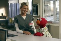 Scrubs - Die Anfänger – Dr. Denise Mahoney (Eliza Coupe, l.) macht Bekanntschaft mit Elmo (r.) ...