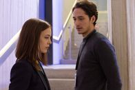 neoriginal: Bad Banks – Jana (Paula Beer) und GreenWallet-Gründer Ben (Noah Saavedra) kommen sich näher.