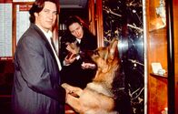 Kommissar Rex – Kommissar Richie Moser (Tobias Moretti) und Rex schenken der blinden Brigitte Heinrich (Maria von Blumencron) einen Schäferhundwelpen.