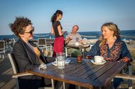 Praxis mit Meerblick – Eine Headhunterin (Karoline Bär) bietet Nora (Tanja Wedhorn, re.) eine Stelle in Berlin an.