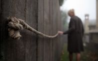Julia's Eyes – Die blinde Sara hatte in ihrem Garten Seile benutzt, um den Weg zu finden.