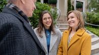 Sturm der Liebe – Katja (Isabell Stern r., mit Katharina Scheuba, M. und Dirk Galuba, l.) glaubt gelöst, dass Markus die Fürstenhofanteile verkaufen wird.; ARD STURM DER LIEBE FOLGE 4306 Uhr im ERSTEN. Katja (Isabell Stern r., mit Katharina Scheuba, M. und Dirk Galuba, l.) glaubt gelöst, dass Markus die Fürstenhofanteile verkaufen wird.