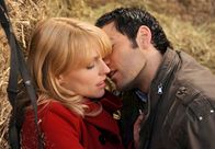 Sturm der Liebe – ARD STURM DER LIEBE FOLGE 1207 Uhr im ERSTEN. Rosalie (Natalie Alison, l.) und Jacob (Andreas Thiele, r.) überkommt die Leidenschaft.