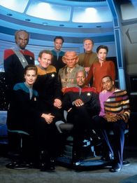 Star Trek - Deep Space Nine – v.l.n.r.: Lt. Commander Worf (Michael Dorn), Chief O'Brien (Colm Meaney), Doktor Julian Subatoi Bashir (Alexander Siddig), Quark (Armin Shimerman), Odo (Rene Auberjonois), Major Kira (Nana Visitor), Lt. Commander Jadzia Dax (Terry Farrell),Captain Sisko (Avery Brooks), Jake Sisko (Cirroc Lofton).