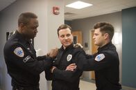 Sirens – Helfen lohnt sich: Für ihren Einsatz werden Hank (Kevin Daniels, l.), Johnny (Michael Mosley, M.) und Brian (Kevin Bigley, r.) mit Pässen fürs Fitnessstudio belohnt ...