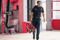 Station 19 – Station 19 Staffel 4 Folge 8 Unwillkommene Aushilfe: Carlos Miranda als Theo Ruiz Copyright: SRF/ABC Studios