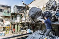 Re: – In diesen Depots wird der Müll sortiert und an Recycling-Höfe weiterverkauft.
