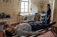 Tatort – Else Weiß (Barbara Philipp) und der tote britische Pilot (Kevin Silvergieter).