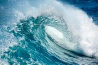 Terra X: Ein perfekter Planet – Die Energie der Wellen stammt vom Wind, der über den Ozean weht. Einmal angestoßen, bewegen sie sich tagelang viele Hundert Kilometer von ihrem Entstehungsort weg, bis sie schließlich auf Land treffen.
