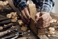 Fast vergessen – Tischler in seiner Werkstatt