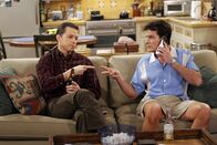 Two and a Half Men – Gehen sich gegenseitig ziemlich auf die Nerven: Charlie (Charlie Sheen, r.) und Alan (Jon Cryer, l.) ...