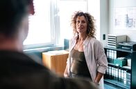Tatort – Ganz egal ob das Kommissar Faber und seiner Kollegin Rosa Herzog passt: Ira Klasnić (Alessija Lause) leitet jetzt die Mordkommission. Und sie weiß sich durchzusetzen.