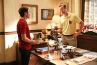 The Real O'Neals – (v.li.) Noah Galvin (Kenny), Matt Oberg (Direktor Murray).