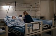 I Know Your Soul – Nevana (Jasna Đuričić) besucht ihren Sohn Dino (Lazar Dragojević) nach seinem Unfall im Krankenhaus.