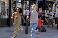You & Me – Ben (Harry Lawtey) und Jess (Sophia Brown) lernen sich kennen, als sie gemeinsam den Bus verpassen.
