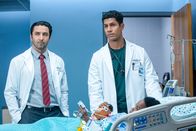 The Good Doctor – v.li.: Pej Vahdat (Dr. Avi Mehta), Chuku Modu (Dr. Jared Kalu), Jojo Salkey-Randon (Gabriel).