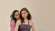 Conversations with Friends – Frances (Alison Oliver, r.) und Bobbi (Sasha Lane, l.) erleben zusammen die Höhen und Tiefen ihrer Freundschaft und werden dadurch bloß stärker.