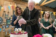 One Lane Bridge – Die Ryders feiern den 100. Jahrestag ihrer Farm (v.l.): Jackie (Sara Wiseman), ihr Vater Jack (Peter McCauley) und Kate (Aidee Walker).
