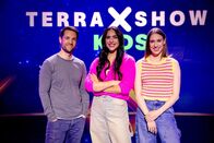 Terra X-Show Kids – Moderatorin Jess Schöne (M.), Musikerin Malou Lovis (r.) und Wissenschaftsinfluencer Mirko Drotschmann (l.) freuen sich auf coole Orte in der "Terra X-Show Kids".