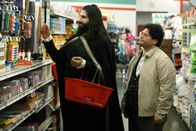 What We Do in the Shadows – L-R: Nandor (Kayvan Novak) und Guillermo de la Cruz (Harvey Guillén)