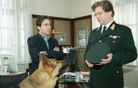 Kommissar Rex – Rex wird, weil er unter Mordverdacht steht, von Dr. Wehner (Erwin Ebenbauer, r.) von Dienst suspendiert. Kommissar Hoffmann (Alexander Pschill, l.) schaut ungläubig zu.