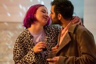 WIR – Partystimmung stellt sich ein. Katha (Bineta Hansen) und Emre (Erol Afsin) bleiben doch auf der Einweihungsfeier.
