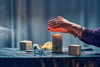 Mikronesse - Wohlfühlatmosphäre mit Funktion – Eine Frau benutzt Kerzenflammen für Zaubersprüche während mystischer Hexerei