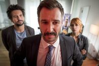 Einstein – Wollte er YouTuberin Nana mundtot machen, da sie das Getränk ihres Sponsors ungenießbar fand? Energy Drink-Manager Jens Abmeyer (Jochen Schropp, M.) macht auf die beiden Ermittler Felix "Einstein" Winterberg (Tom Beck, l.) und Elena Lange (Annika Ernst, r.) einen skrupellosen Eindruck ...