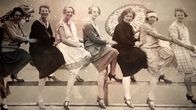 Deutschland in ... – Frauen befreien sich aus dem engen Korsett der Kaiserzeit. Die Mode der zwanziger Jahre zeigt viel Bein - damals ein Skandal.