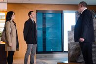Elementary – Kunsthändler Jabob Weiss (Richard Masur, r.) ist entrüstet, als Watson (Lucy Liu, l.) und Holmes (Jonny Lee Miller, r.) ihn mit ihrem Verdacht konfrontieren ...