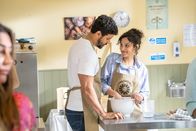 Inspector Barnaby – Tom Larkton (Robert Gilbert) versucht mit Back-Kursen seiner Bäckerei Auftrieb zu verschaffen. Zum Leidwesen von Sarahs Freundin Vanessa (Laila Rouass, l.) interessiert sich der gutaussehende, jedoch verheiratete Tom aber auch für andere Frauen (Komparsin, r.).