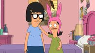 Bob's Burgers – Während Tina (l.) und Louise (r.) mit dem Austritt von Boo Boo aus der Band Boyz 4 Now beschäftigt sind, machen Bob und Linda im Restaurant eine Entdeckung, die für Spannungen sorgt ...