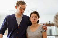SOKO Donau – Roman (Martin Vischer) und Tanja Gruber (Martina Ebm) werden von Helmuth Nowak und Carl Ribarski zum Tod von Dr. Hofer befragt.
