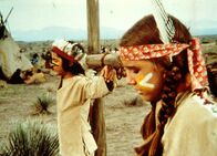Unsere kleine Farm – Nachdem die Indianer erkannt haben, dass Laura (Melissa Gilbert, r.) und Albert (Matthew Laborteaux, l.) nicht echt sind, werden beide an den Marterpfahl gebunden ...