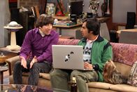 The Big Bang Theory – Machen eine schockierende Entdeckung im Internet: Raj (Kunal Nayyar, r.) und Howard (Simon Helberg, l.) ...