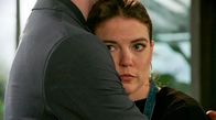 Rote Rosen – Valerie (Maike Johanna Reuter, r.) erfährt, dass sie einen anderen Vater als Julius (Jan Stapelfeldt, l.) hat. Sie ist geschockt.