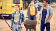 Der Lehrer – Stefan (Hendrik Duryn) will noch einmal mit Maya (Luzie Juckenburg) reden. Die beiden werden von Mayas Mutter (Eva Marianne Kraiss, Mi.) unterbrochen. +++ Die Verwendung des sendungsbezogenen Materials ist nur mit dem Hinweis und Verlinkung auf TVNOW gestattet. +++