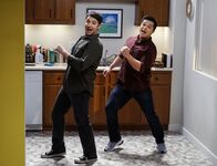 Crazy Ex-Girlfriend – Greg Serrano (Santino Fontana, l.); Josh Chan (Vincent Rodriguez III, r.)