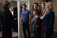 The Grinder - immer im Recht – Als Lenore (Anne Archer, l.) unangemeldet bei ihren Söhnen auftaucht, geraten Dean (Rob Lowe, 2.v.l.), Stewart (Fred Savage, 3.v.l.), Ethan (Connor Kalopsisi, 3.v.r.), Lizzie (Hana Hayes, 2.v.r.) und Debbie (Mary Elizabeth Ellis, r.) in Bedrängnis ...