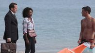 Death in Paradise – DI Richard Poole (Ben Miller) und Camille (Sara Martins) vernehmen den Tauchlehrer Stefan (Daniel O'Connor).