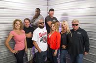 Storage Wars - Die Geschäftemacher – Käufer reisen nach Stanton, einer Stadt, die sowohl Wohn-, Gewerbe- als auch Industriestadt ist. Da es eine kleine Stadt ist, denkt Jarrod nicht an den Jackpot. Darrell und Brandon brauchen eine Menge, um die Regale seines Ladens zu füllen. Ivy möchte bieten und nichts loslassen, bis sie die ermäßigte Schachtel bekommt. René und Casey machten eine lange Fahrt, um am Verkauf teilzunehmen, und sie sind überrascht, Dave wieder im Auktionswettbewerb zu sehen.