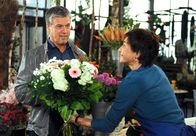 Rote Rosen – ARD ROTE ROSEN FOLGE 1846 Uhr im ERSTEN. Als Sebastian (Klaus Zmorek, l.) einen großen Blumenstrauß bei Merle (Anja Franke, r.) kauft, glaubt diese, der sei für Jana.