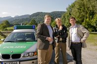 Die Rosenheim-Cops – Mord im Fußballclub: Die Kommissare Hartl (Michael A. Grimm, l.) und Lind (Tom Mikulla, r.) sowie Polizist Mohr (Max Müller, M.) recherchieren vor Ort.
