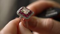Was schätzen Sie ...? – Diamantring mit Rubinen besetzt.
